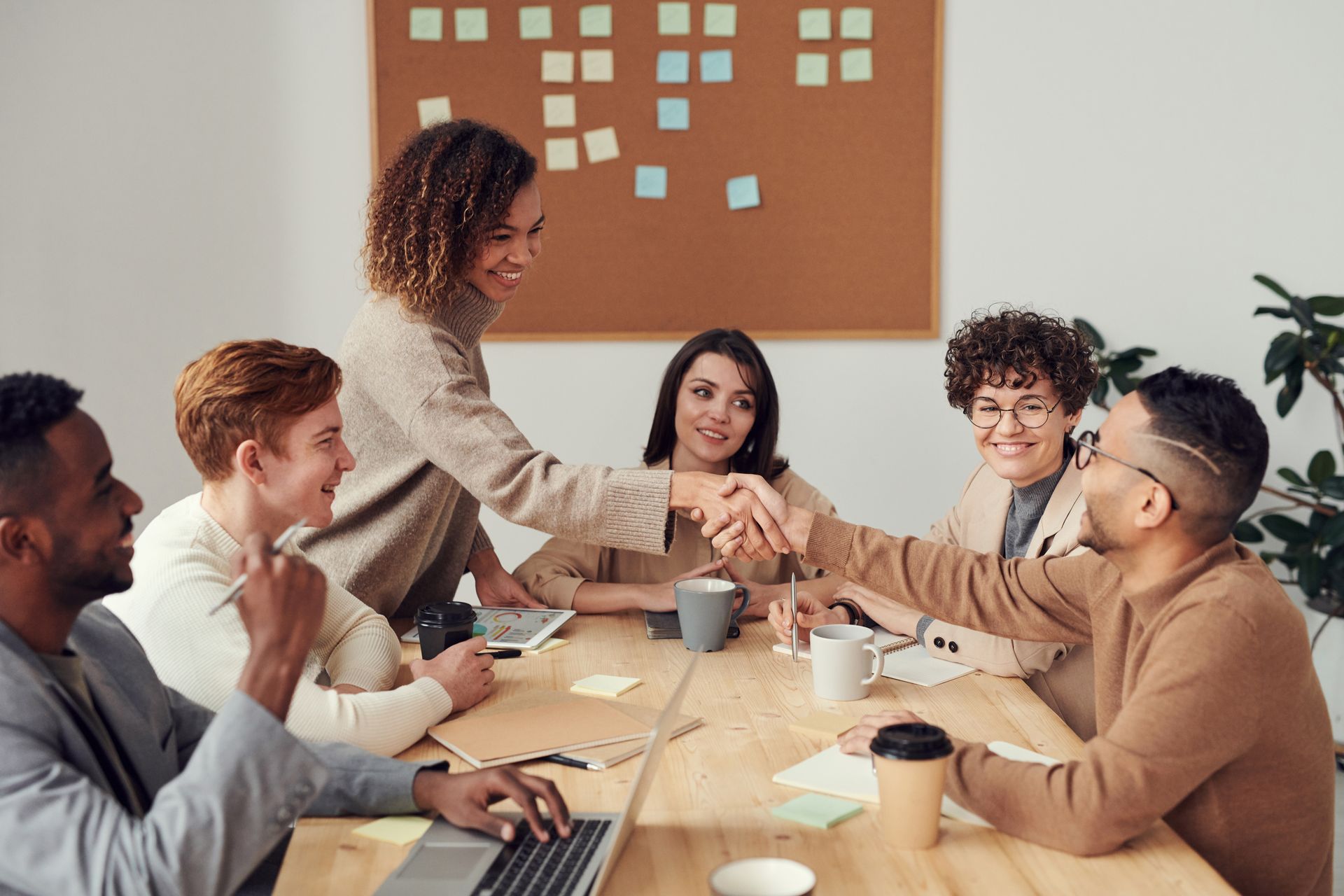 Team in einer Besprechung im hellen Büro
