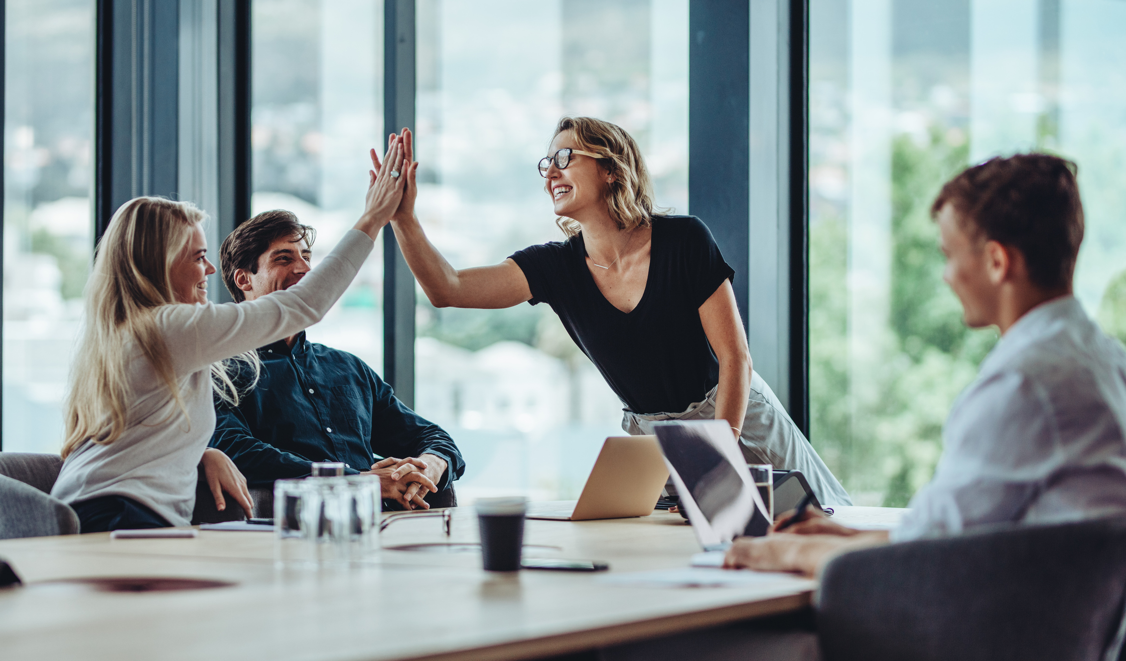 Teamworkshop im modernen Büro