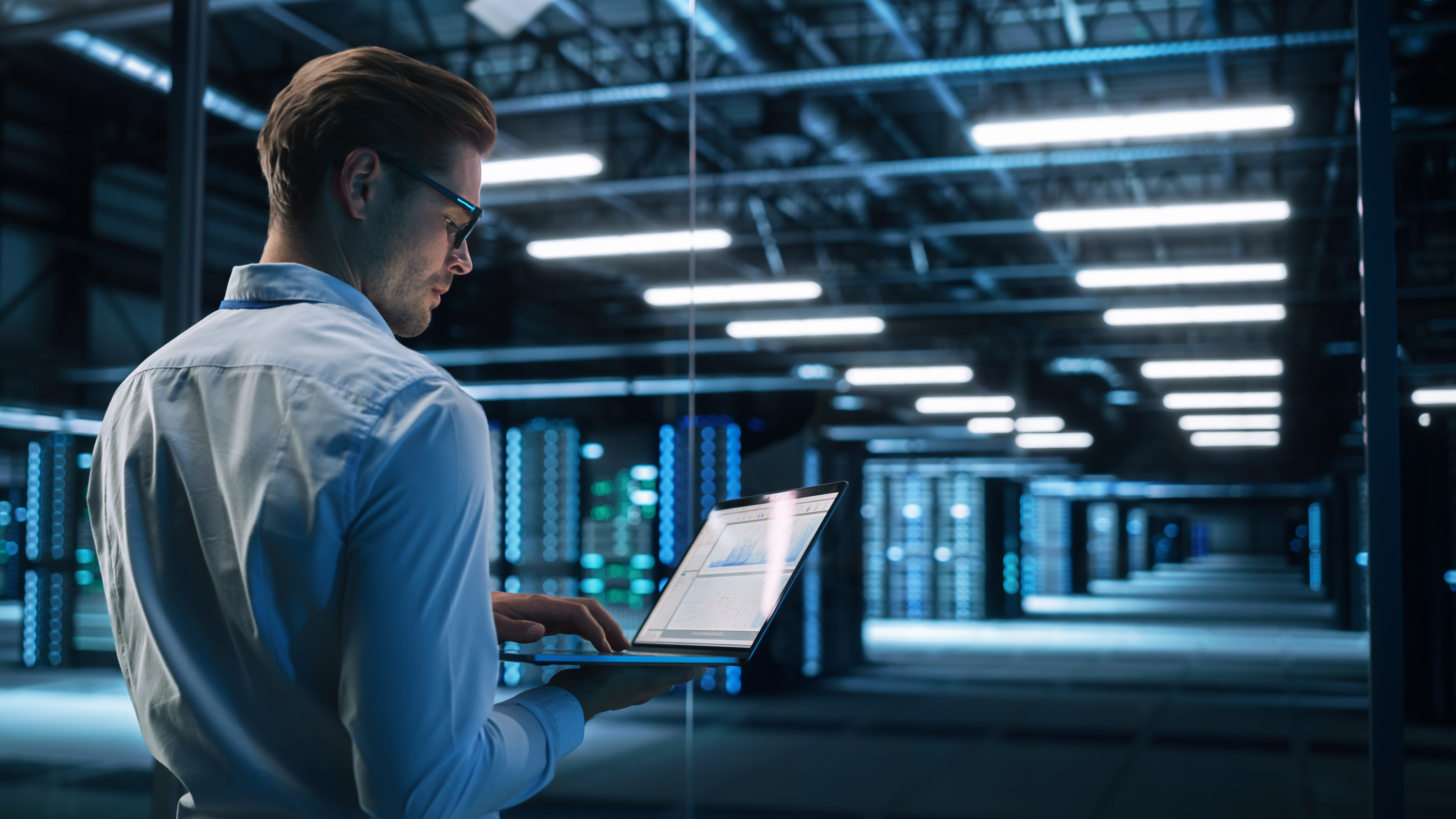 Fachmann am Laptop bei der Arbeit an digitalen Systemen